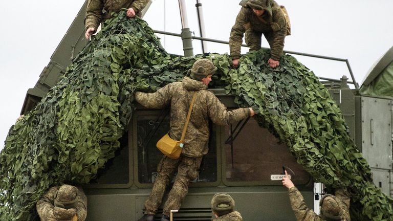 Комплекс ПВО С-400 Триумф заступает на охрану российских воздушных границ в Севастополе Комплекс ПВО С-400 Триумф заступает на охрану российских воздушных границ в Севастополе
