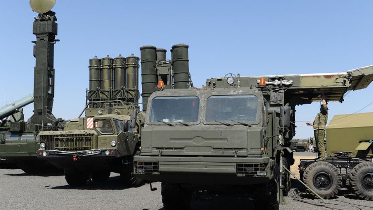 Зенитно-ракетный комплекс С-400 Триумф на выставочной площадке на полигоне Кадамовский в Ростовской области во время подготовки к международному военно-техническому форуму Армия-2017 Зенитно-ракетный комплекс С-400 Триумф на выставочной площадке на полигоне Кадамовский в Ростовской области во время подготовки к международному военно-техническому форуму Армия-2017