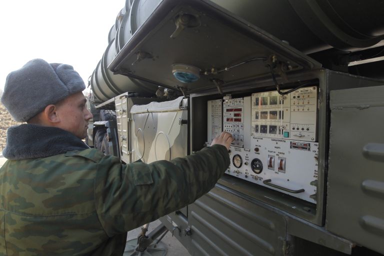 Военнослужащие у пульта управления транспортно-пусковой установки ЗРК С-400 Триумф в Гвардейском Краснознаменном зенитно-ракетном полку воздушно-космической обороны, который дислоцируется в городе Электросталь Военнослужащие у пульта управления транспортно-пусковой установки ЗРК С-400 Триумф в Гвардейском Краснознаменном зенитно-ракетном полку воздушно-космической обороны, который дислоцируется в городе Электросталь