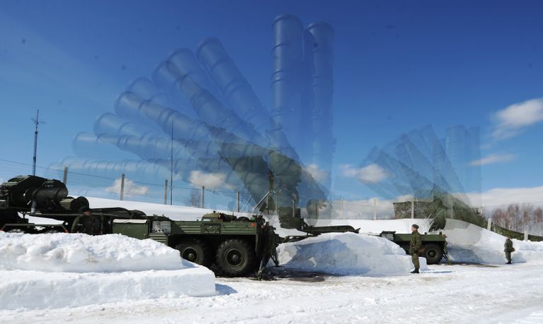 Военнослужащие 4-й бригады ПВО войск Воздушно-космической обороны (ВКО) во время развертывания Пусковой установки зенитной ракетной системы комплекса С-400 Триумф на полигоне в Московской области Военнослужащие 4-й бригады ПВО войск Воздушно-космической обороны (ВКО) во время развертывания Пусковой установки зенитной ракетной системы комплекса С-400 Триумф на полигоне в Московской области