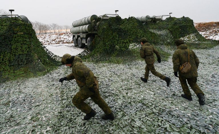Служащие боевых расчетов зенитного ракетного полка соединения ПВО Восточного военного округа на боевом дежурстве по противовоздушной обороне Служащие боевых расчетов зенитного ракетного полка соединения ПВО Восточного военного округа на боевом дежурстве по противовоздушной обороне