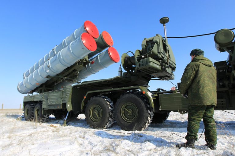 Пусковая установка зенитных ракет комплекса С-400 на территории государственного полигона Капустин Яр Пусковая установка зенитных ракет комплекса С-400 на территории государственного полигона Капустин Яр