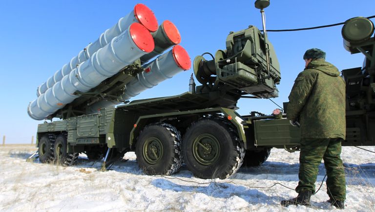 Пусковая установка зенитных ракет комплекса С-400 на территории государственного полигона Капустин Яр Пусковая установка зенитных ракет комплекса С-400 на территории государственного полигона Капустин Яр