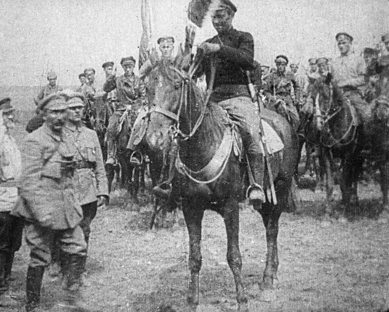 Вручение знамени Первой конной армии. Слева - командиры Первой конной Семен Буденный и Климент Ворошилов Вручение знамени Первой конной армии. Слева - командиры Первой конной Семен Буденный и Климент Ворошилов