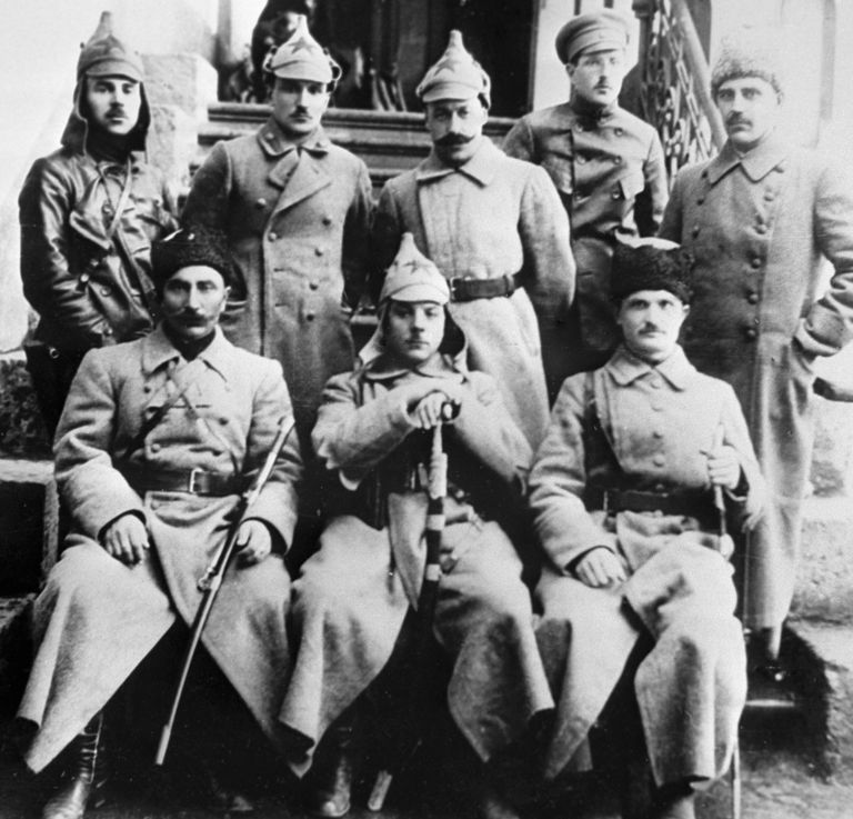 Группа командиров I-й Конной армии. Сидят: Семен Буденный, Климент Ворошилов, Ефим Щаденко. 27 октября 1919 года. Группа командиров I-й Конной армии. Сидят: Семен Буденный, Климент Ворошилов, Ефим Щаденко. 27 октября 1919 года.