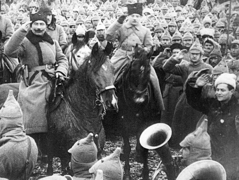 Климент Ефремович Ворошилов и Семен Михайлович Буденный среди солдат Климент Ефремович Ворошилов и Семен Михайлович Буденный среди солдат