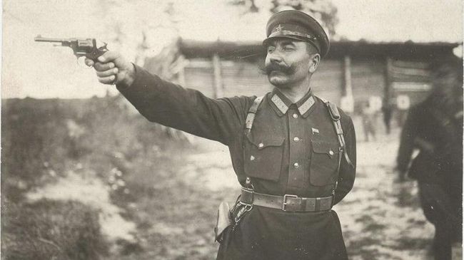 Семен Буденный стреляет из револьвера. 1920 год Семен Буденный стреляет из револьвера. 1920 год