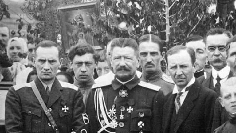 Адмирал А. В. Колчак, генерал М. М. Плешков, генеральный консул Попов. Харбин, лето 1918 года Адмирал А. В. Колчак, генерал М. М. Плешков, генеральный консул Попов. Харбин, лето 1918 года