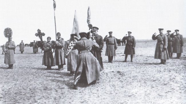 Верховный правитель Александр Колчак вручает полковое знамя, 1919 год Верховный правитель Александр Колчак вручает полковое знамя, 1919 год