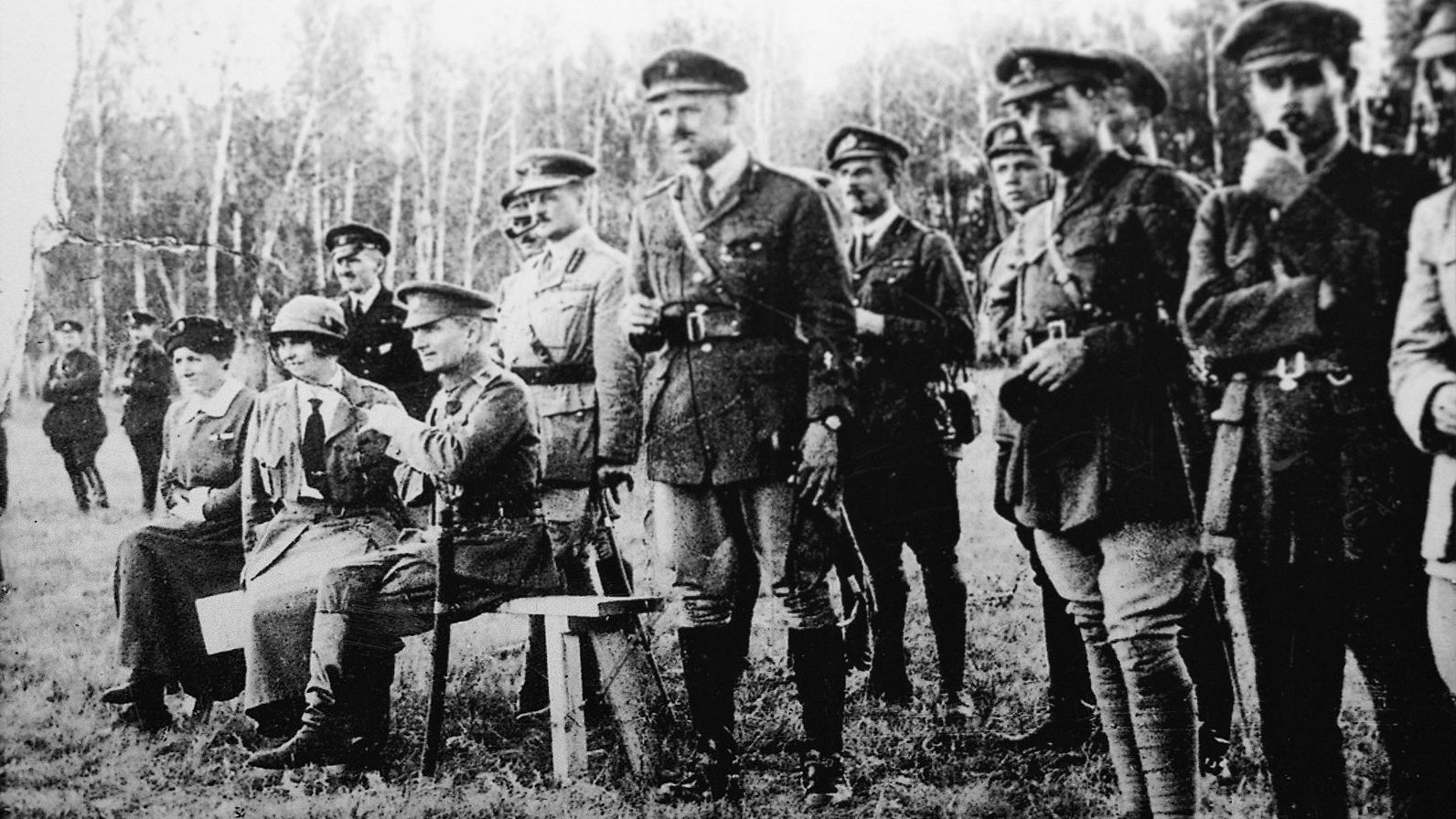 А.В. Тимирева, адмирал А. В. Колчак, глава британской миссии генерал А. Нокс и английские офицеры на учениях. Восточный фронт, 1919 год А.В. Тимирева, адмирал А. В. Колчак, глава британской миссии генерал А. Нокс и английские офицеры на учениях. Восточный фронт, 1919 год - РИА Новости, 1920, 06.03.2023
