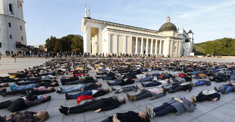Флешмоб против суицида в Вильнюсе, Литва. 22 сентября 2015 Флешмоб против суицида в Вильнюсе, Литва. 22 сентября 2015
