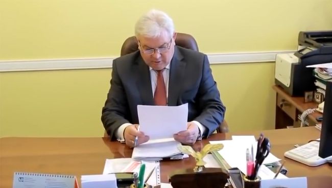 Министр лесного хозяйства Оренбургской области Виктор Тонких на стоп-кадре из видео, снятого чиновниками министерства Министр лесного хозяйства Оренбургской области Виктор Тонких на стоп-кадре из видео, снятого чиновниками министерства