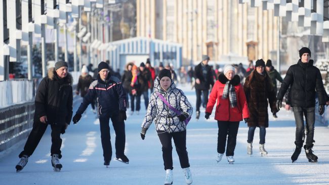 Жители Москвы и гости столицы на льду катка на ВДНХ Жители Москвы и гости столицы на льду катка на ВДНХ