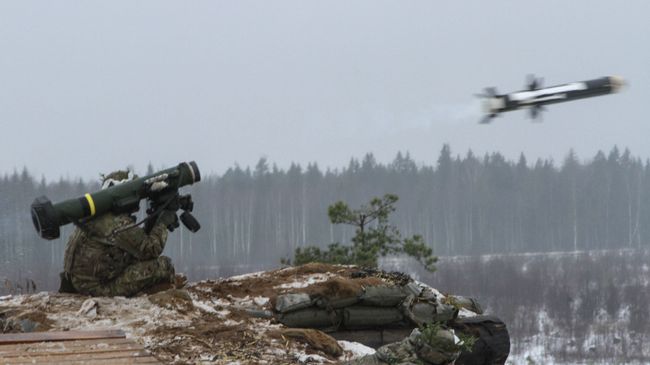 Американский военный производит выстрел из противотанкового ракетного комплекса (ПТРК) Javelin. Архивное фото Американский военный производит выстрел из противотанкового ракетного комплекса (ПТРК) Javelin. Архивное фото