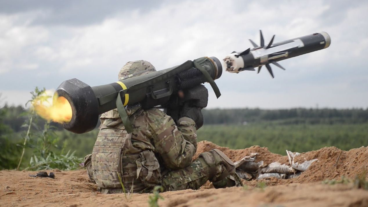 Американский военный производит выстрел из противотанкового ракетного комплекса (ПТРК) Javelin во время учений в Эстонии Американский военный производит выстрел из противотанкового ракетного комплекса (ПТРК) Javelin во время учений в Эстонии - РИА Новости, 1920, 28.04.2021