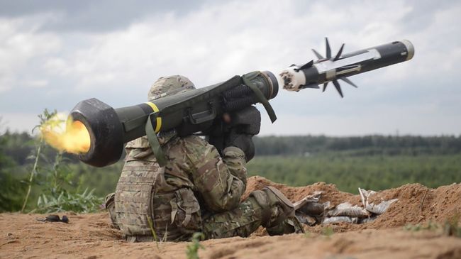 Американский военный производит выстрел из противотанкового ракетного комплекса (ПТРК) Javelin. Архивное фото Американский военный производит выстрел из противотанкового ракетного комплекса (ПТРК) Javelin. Архивное фото