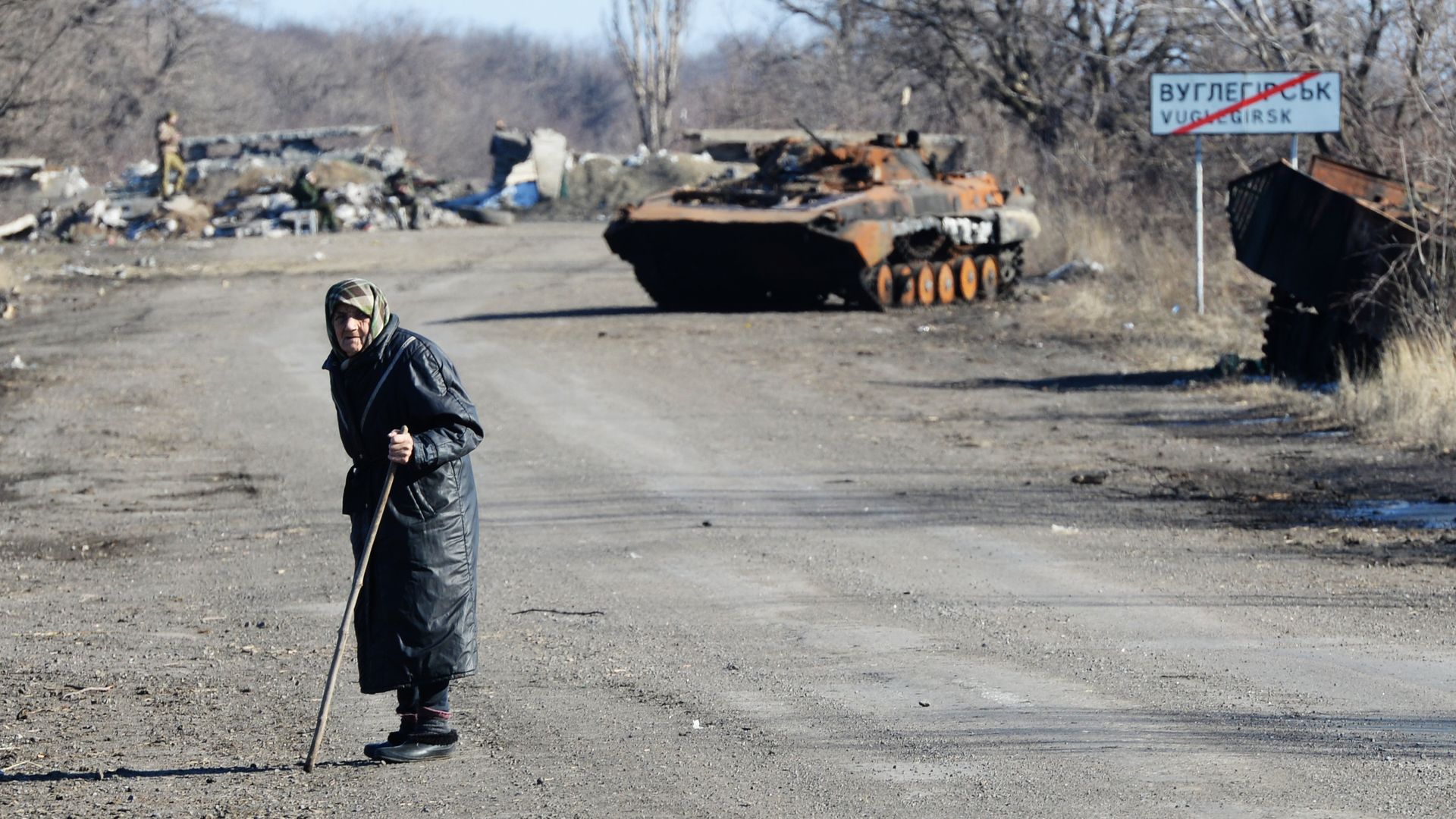 Сгоревшая военная техника на дороге из Углегорска в Дебальцево, Украина Сгоревшая военная техника на дороге из Углегорска в Дебальцево, Украина - РИА Новости, 1920, 11.01.2021