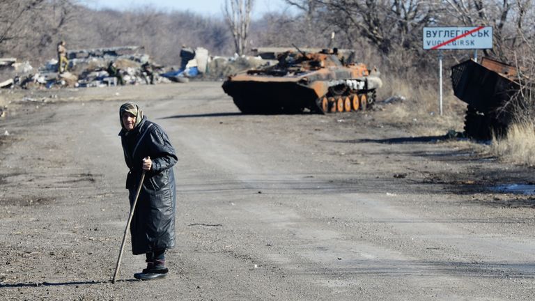 Сгоревшая военная техника на дороге из Углегорска в Дебальцево, Украина Сгоревшая военная техника на дороге из Углегорска в Дебальцево, Украина