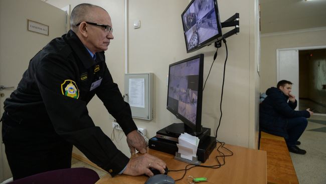 Сотрудник службы безопасности в средней общеобразовательной школе. Архивное фото Сотрудник службы безопасности в средней общеобразовательной школе. Архивное фото