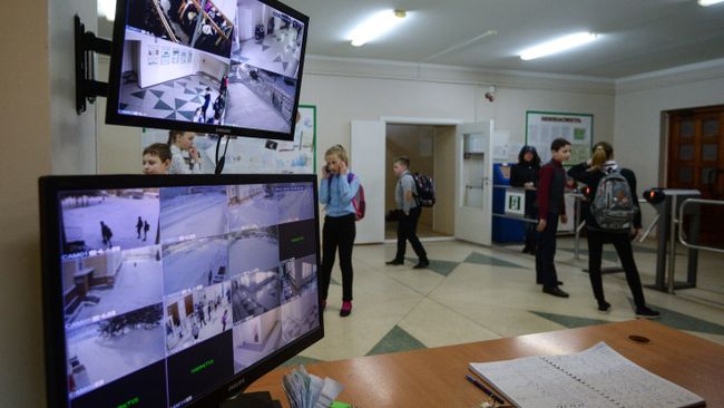 Пост охраны в средней общеобразовательной школе №210 в Новосибирске. Архивное фото Пост охраны в средней общеобразовательной школе №210 в Новосибирске. Архивное фото