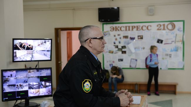 Сотрудник службы безопасности в средней общеобразовательной школе. Архивное фото