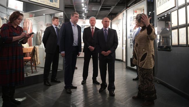 Директор музея Никита Высоцкий, мэр Москвы Сергей Собянин и президент РФ Владимир Путин во время посещения культурного центра-музея Дом Высоцкого на Таганке Директор музея Никита Высоцкий, мэр Москвы Сергей Собянин и президент РФ Владимир Путин во время посещения культурного центра-музея Дом Высоцкого на Таганке