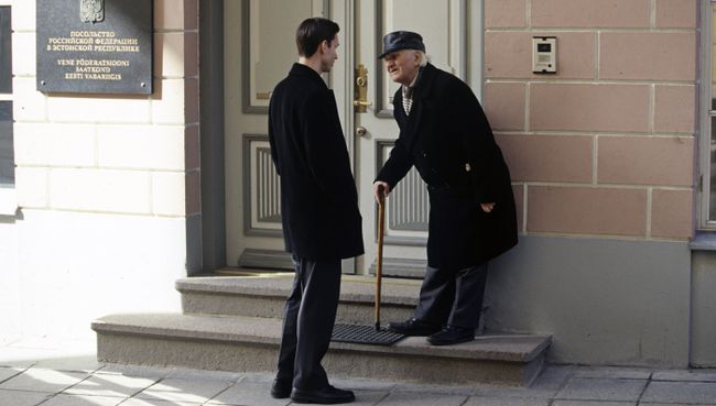 Мужчины у входа в посольство России в Таллине. Архивное фото Мужчины у входа в посольство России в Таллине. Архивное фото