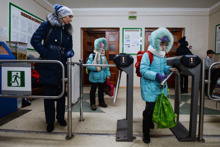Ученики проходят через турникет в средней общеобразовательной школе №210 в Новосибирске