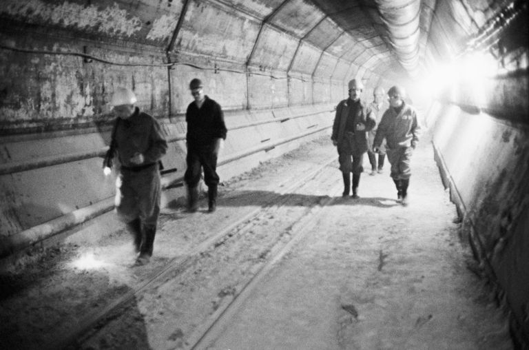 Рабочие внутри строящегося 21-километрового тоннеля для нового ускорителя. Институт физики высоких энергий. Город Протвино