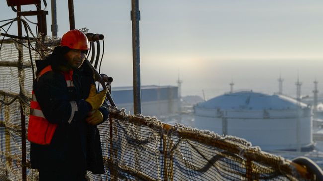 Рабочий на строящемся заводе по производству сжиженного газа Ямал СПГ. Архивное фото Рабочий на строящемся заводе по производству сжиженного газа Ямал СПГ. Архивное фото