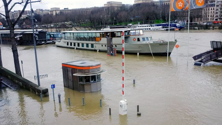 Резкий рост уровня воды в Сене, из-за прошедших ливневых дождей Резкий рост уровня воды в Сене, из-за прошедших ливневых дождей
