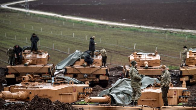 Турецкие военные вблизи сирийской границы в провинции Хатай Турецкие военные вблизи сирийской границы в провинции Хатай