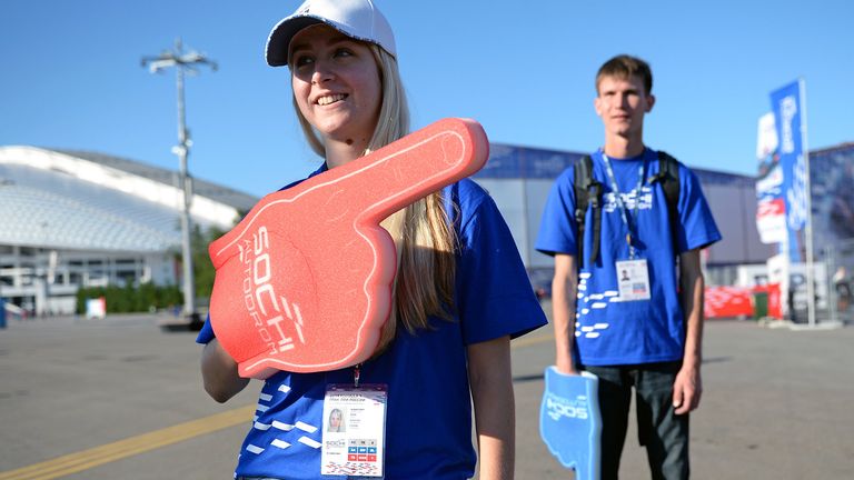 Волонтеры российского этапа чемпионата мира по кольцевым автогонкам в классе Формула-1 в Сочи