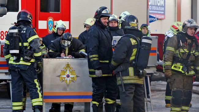 Сотрудники МЧС во время ликвидации последствий пожара. Архивное фото Сотрудники МЧС во время ликвидации последствий пожара. Архивное фото