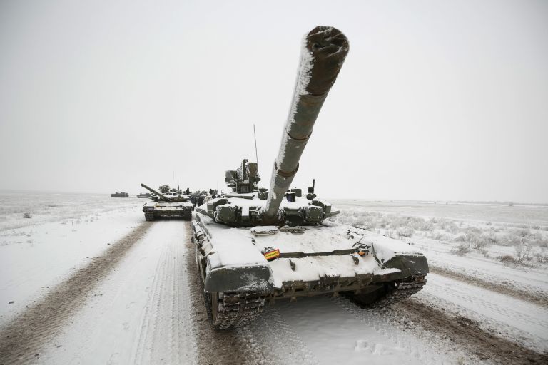 Танки Т-72 на репетиции парада, который пройдет в 75-ю годовщину победы Сталинградской битвы на Площади павших борцов в Волгограде Танки Т-72 на репетиции парада, который пройдет в 75-ю годовщину победы Сталинградской битвы на Площади павших борцов в Волгограде