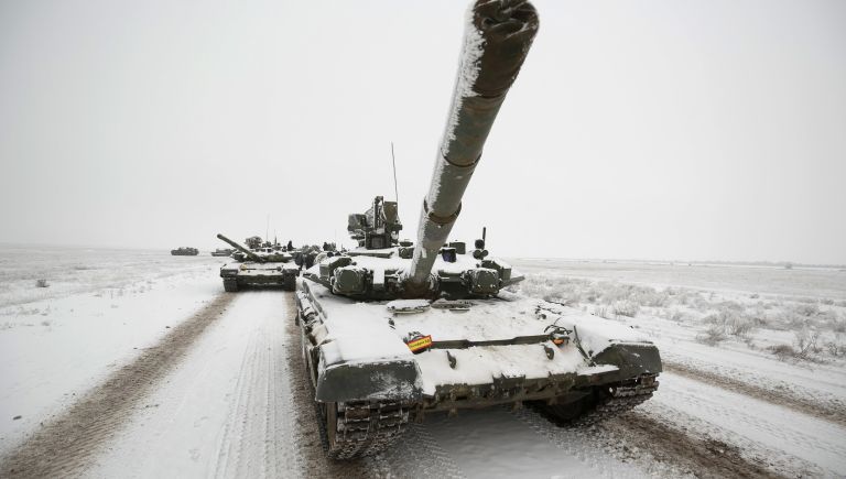 Танки Т-72 на репетиции парада, который пройдет в 75-ю годовщину победы Сталинградской битвы на Площади павших борцов в Волгограде Танки Т-72 на репетиции парада, который пройдет в 75-ю годовщину победы Сталинградской битвы на Площади павших борцов в Волгограде