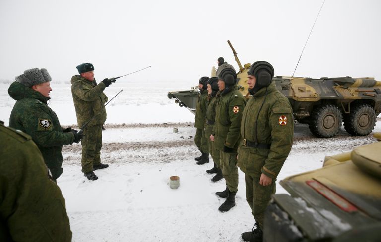 Военнослужащие войск национальной гвардии РФ (Росгвардия) на репетиции парада, который пройдет в 75-ю годовщину победы Сталинградской битвы на Площади павших борцов в Волгограде Военнослужащие войск национальной гвардии РФ (Росгвардия) на репетиции парада, который пройдет в 75-ю годовщину победы Сталинградской битвы на Площади павших борцов в Волгограде