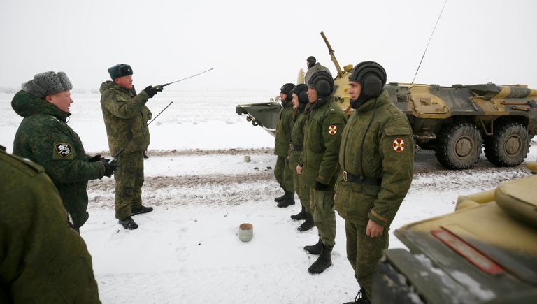 Военнослужащие войск национальной гвардии РФ (Росгвардия) на репетиции парада, который пройдет в 75-ю годовщину победы Сталинградской битвы на Площади павших борцов в Волгограде Военнослужащие войск национальной гвардии РФ (Росгвардия) на репетиции парада, который пройдет в 75-ю годовщину победы Сталинградской битвы на Площади павших борцов в Волгограде
