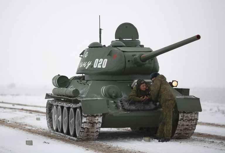 Средний танк Т-34-85 на репетиции парада, который пройдет в 75-ю годовщину победы Сталинградской битвы на Площади павших борцов в Волгограде Средний танк Т-34-85 на репетиции парада, который пройдет в 75-ю годовщину победы Сталинградской битвы на Площади павших борцов в Волгограде