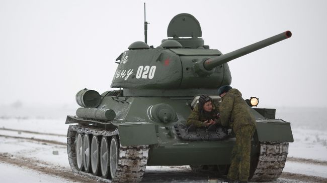 Средний танк Т-34-85 на репетиции парада. Архивное фото Средний танк Т-34-85 на репетиции парада. Архивное фото