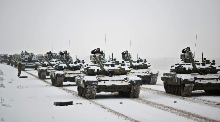 Танки Т-72 на репетиции парада, который пройдет в 75-ю годовщину победы Сталинградской битвы на Площади павших борцов в Волгограде Танки Т-72 на репетиции парада, который пройдет в 75-ю годовщину победы Сталинградской битвы на Площади павших борцов в Волгограде