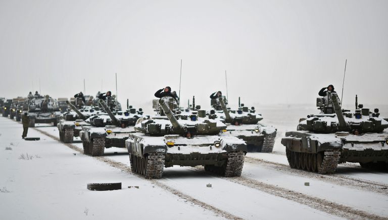 Танки Т-72 на репетиции парада, который пройдет в 75-ю годовщину победы Сталинградской битвы на Площади павших борцов в Волгограде Танки Т-72 на репетиции парада, который пройдет в 75-ю годовщину победы Сталинградской битвы на Площади павших борцов в Волгограде