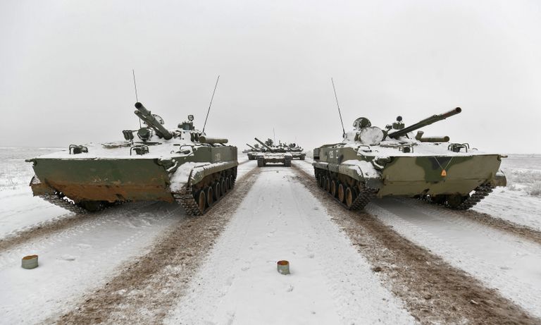 Боевые машины пехоты (БМП-3) на репетиции парада, который пройдет в 75-ю годовщину победы Сталинградской битвы на Площади павших борцов в Волгограде Боевые машины пехоты (БМП-3) на репетиции парада, который пройдет в 75-ю годовщину победы Сталинградской битвы на Площади павших борцов в Волгограде
