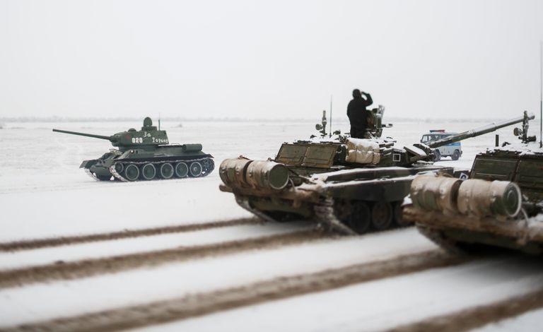 Танки Т-72 и Т-34 на репетиции парада, который пройдет в 75-ю годовщину победы Сталинградской битвы на Площади павших борцов в Волгограде Танки Т-72 и Т-34 на репетиции парада, который пройдет в 75-ю годовщину победы Сталинградской битвы на Площади павших борцов в Волгограде