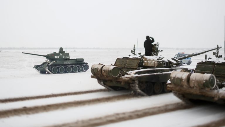 Танки Т-72 и Т-34 на репетиции парада, который пройдет в 75-ю годовщину победы Сталинградской битвы на Площади павших борцов в Волгограде Танки Т-72 и Т-34 на репетиции парада, который пройдет в 75-ю годовщину победы Сталинградской битвы на Площади павших борцов в Волгограде
