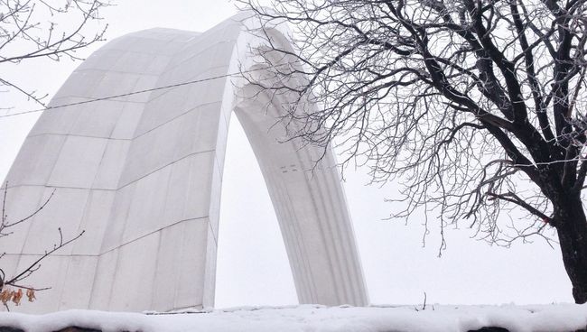 Арка Дружбы народов в Киеве. Архивное фото Арка Дружбы народов в Киеве. Архивное фото