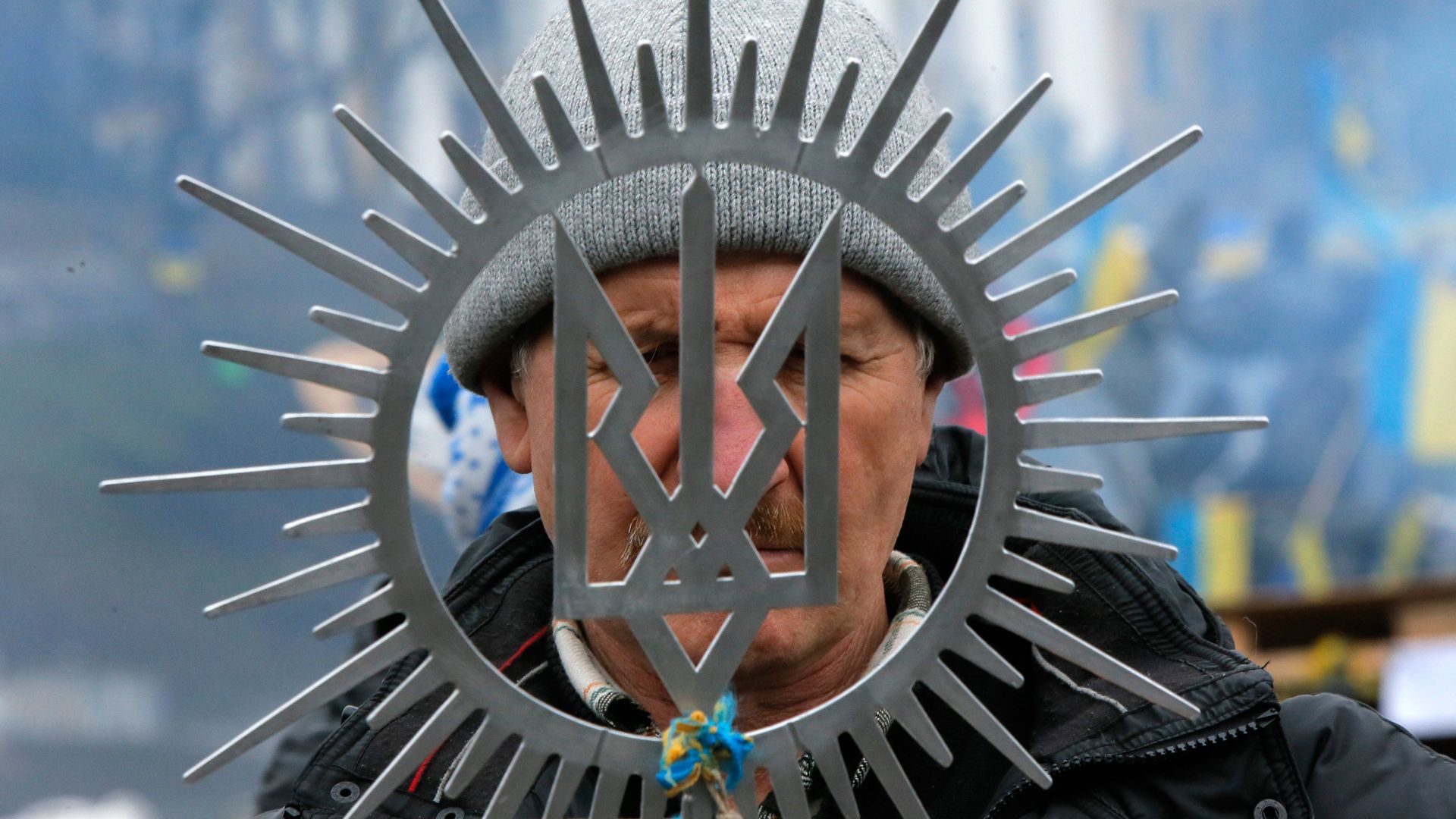 Мужчина с гербом Украины в Киеве Мужчина с гербом Украины в Киеве - РИА Новости, 1920, 12.11.2023