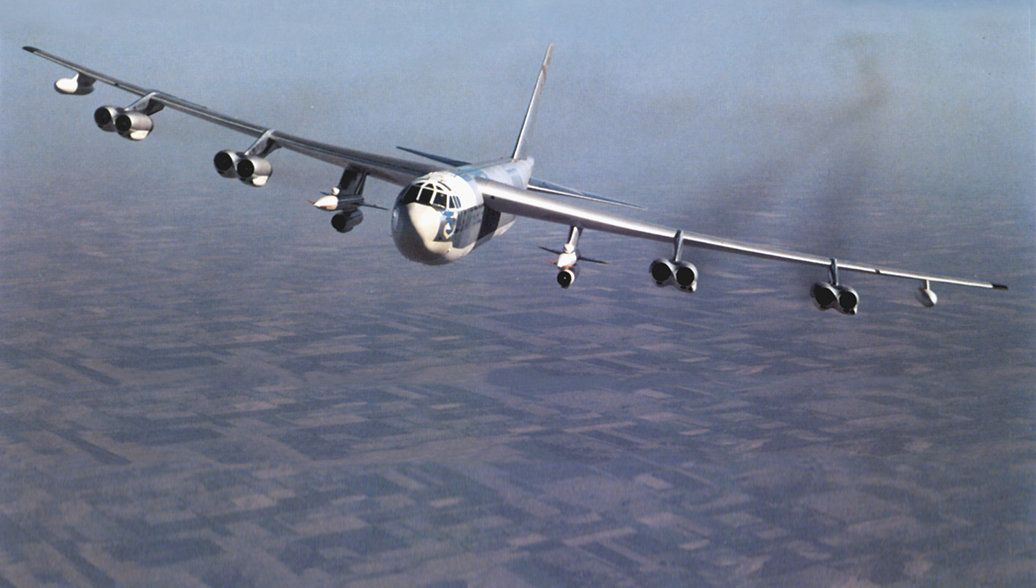 Американский стратегический бомбардировщик B-52 с крылатыми ракетами AGM-28 “Hound Dog” на борту Американский стратегический бомбардировщик B-52 с крылатыми ракетами AGM-28 “Hound Dog” на борту - РИА Новости, 1920, 10.02.2023