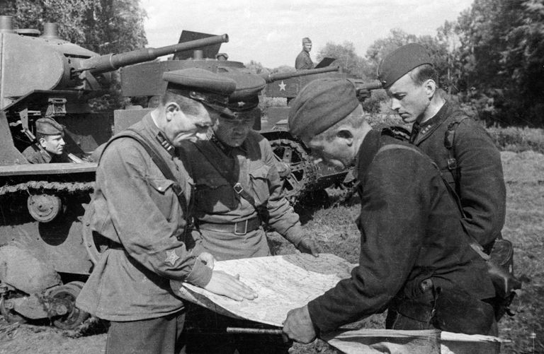Командиры подразделений 64-й армии Сталинградского фронта сверяют маршрут Командиры подразделений 64-й армии Сталинградского фронта сверяют маршрут