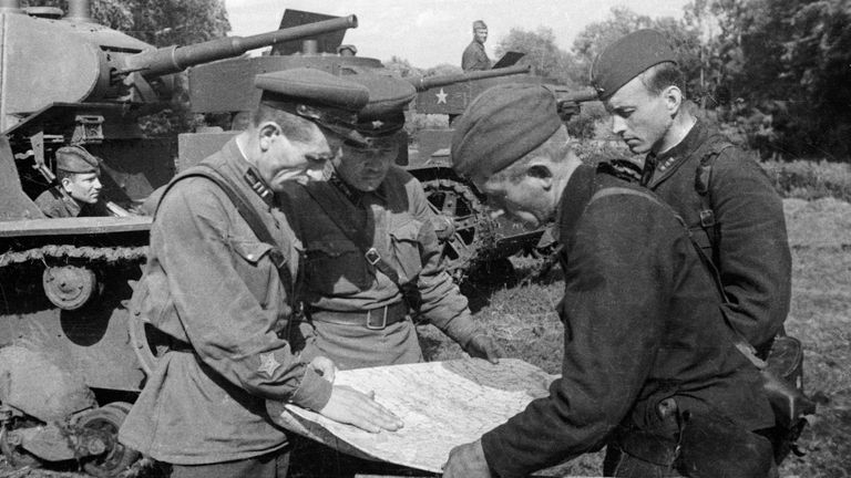 Командиры подразделений 64-й армии Сталинградского фронта сверяют маршрут Командиры подразделений 64-й армии Сталинградского фронта сверяют маршрут